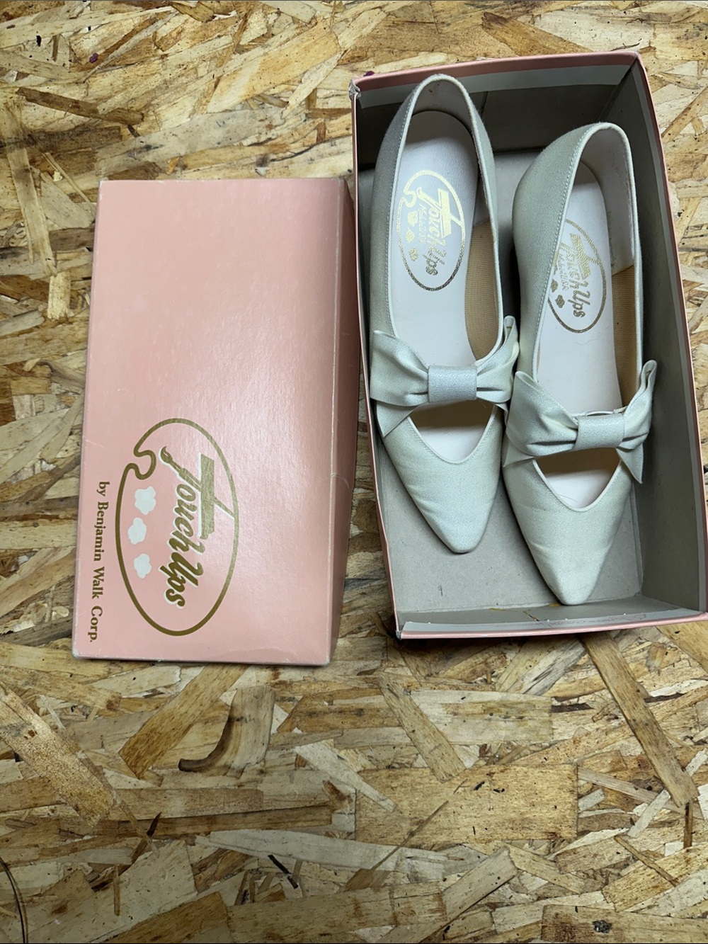 Touch Ups Women's Ivory Pointed-Toe Bow Flats